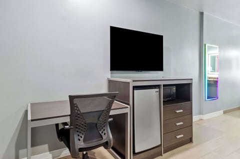 Room, 1 King Bed, Non Smoking | Desk, laptop workspace, soundproofing, iron/ironing board