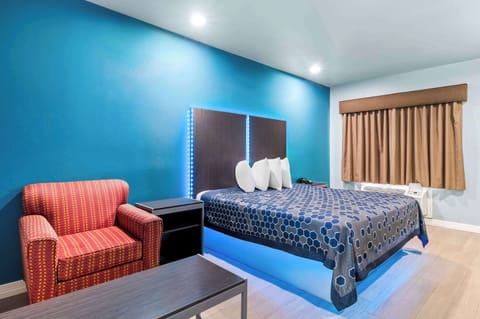 Room, 1 King Bed, Non Smoking | Desk, laptop workspace, soundproofing, iron/ironing board