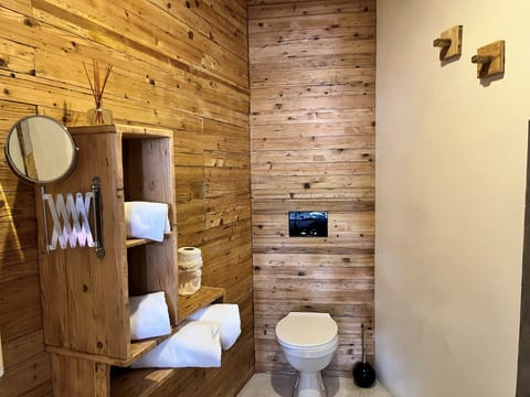 Economy Room | Bathroom | Free toiletries, hair dryer, towels, soap