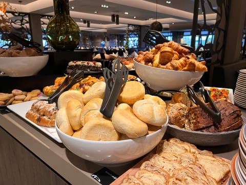 Daily buffet breakfast for a fee