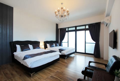 Quadruple Room | Desk, blackout drapes, soundproofing, rollaway beds