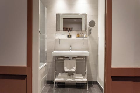 Comfort Triple Room | Bathroom | Free toiletries, hair dryer, towels, soap