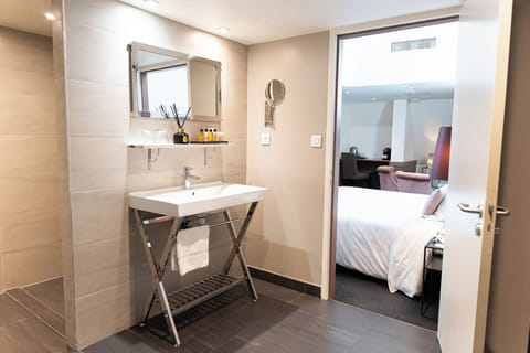 Family Room | Bathroom | Free toiletries, hair dryer, towels, soap