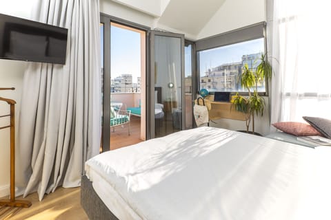 Suite (Luminous) | Premium bedding, minibar, in-room safe, blackout drapes