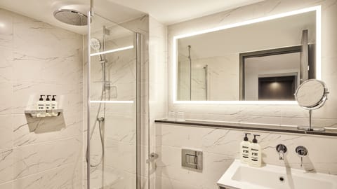 Combined shower/tub, eco-friendly toiletries, hair dryer