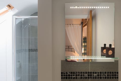 Suite, Ensuite (Four Poster Bed) | Bathroom | Free toiletries, hair dryer, towels