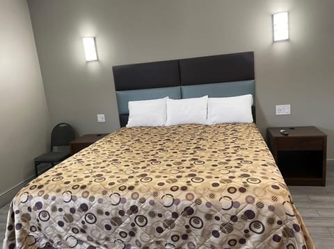 Deluxe Single Room, 1 King Bed | Free WiFi, wheelchair access