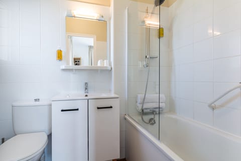 Classic Room | Bathroom | Free toiletries, hair dryer, towels, soap