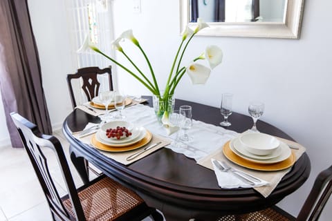 Executive Apartment, 1 King Bed, Kitchen | In-room dining