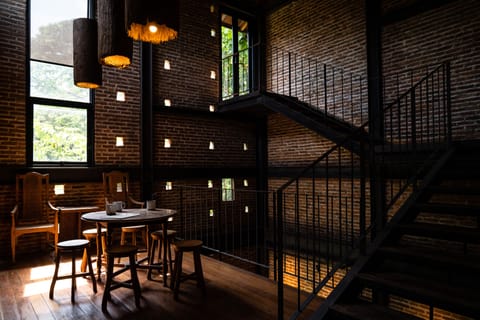 2 restaurants; lunch, dinner, and brunch served