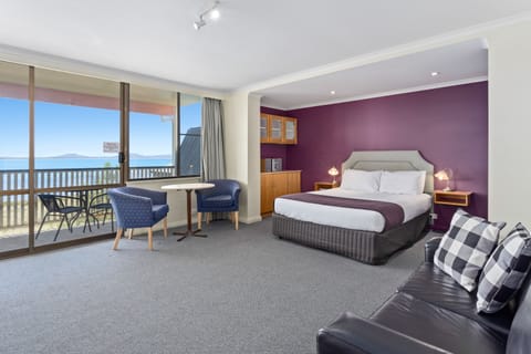 Standard Queen Room - Spa Bath | Laptop workspace, iron/ironing board, free WiFi, bed sheets