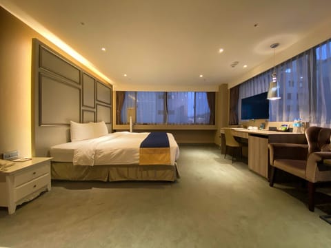 Executive Double Room, 1 King Bed | In-room safe, desk, blackout drapes, free WiFi