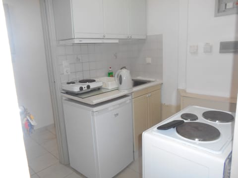 Economy Studio Triple ground floor | Private kitchenette | Fridge, oven, stovetop, coffee/tea maker