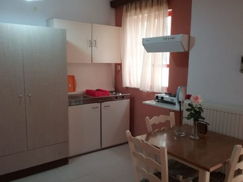 Fridge, oven, stovetop, coffee/tea maker