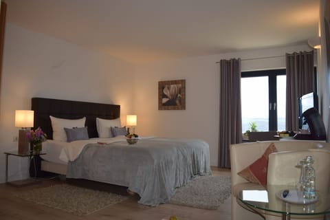 1 bedroom, premium bedding, minibar, in-room safe