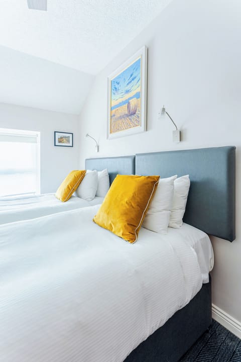 Standard Twin Room, Private Bathroom | Premium bedding, Select Comfort beds, iron/ironing board, free WiFi