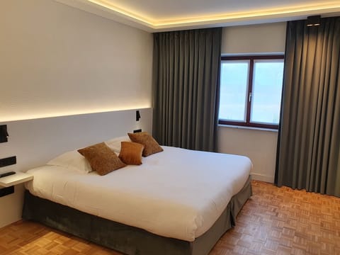 Minibar, in-room safe, desk, iron/ironing board