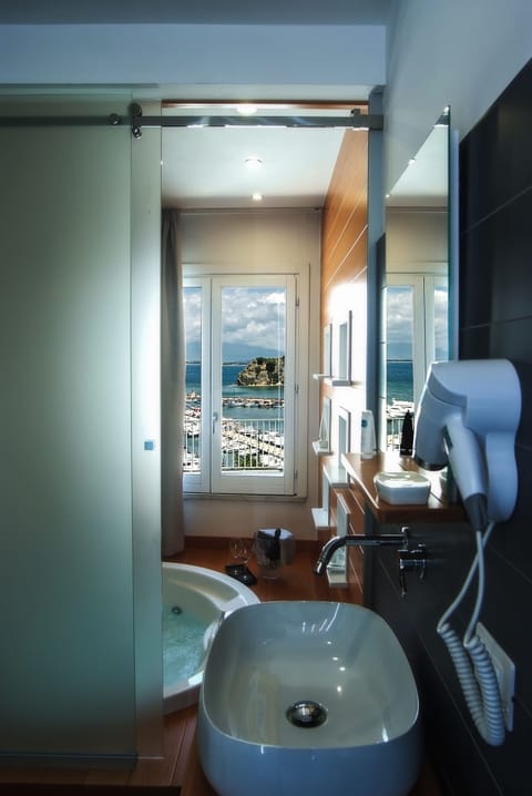 Deluxe Suite, Sea View | Bathroom | Free toiletries, hair dryer, bidet, towels