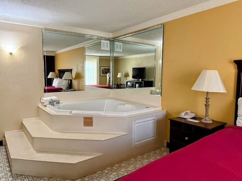 Deluxe Queen Room with Spa Bath | Soundproofing, iron/ironing board, travel crib, rollaway beds