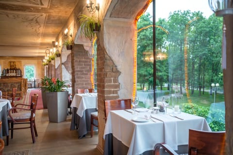 Lunch and dinner served, international cuisine