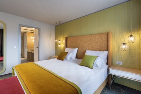 Suite Lake Side | Minibar, in-room safe, desk, laptop workspace