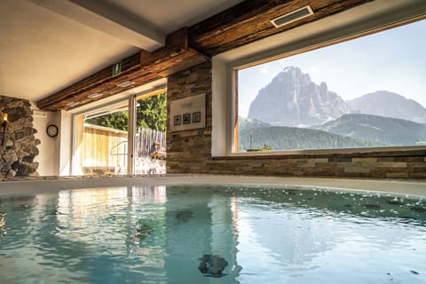 Sauna, hot tub, steam room, body treatments, aromatherapy