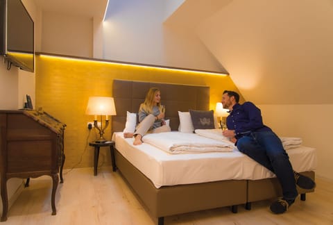 Comfort Double Room | Minibar, in-room safe, individually decorated, individually furnished