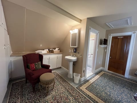 Traditional Twin Room, 2 Twin Beds | Premium bedding, down comforters, Tempur-Pedic beds