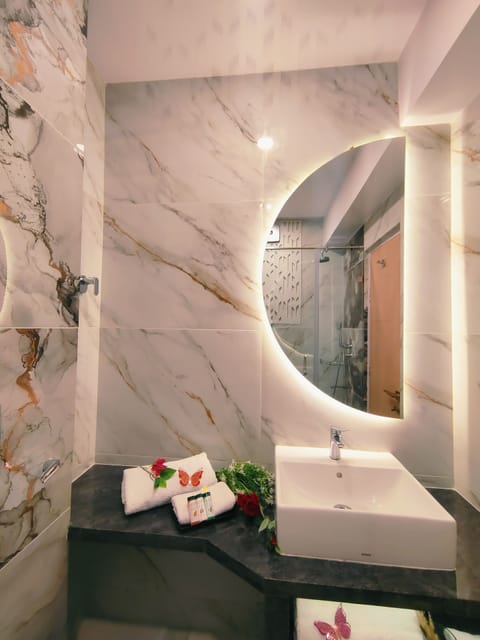 Premier room with European Style decor & City View | Bathroom | Free toiletries, towels, soap, shampoo