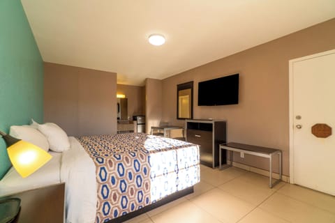 Room, 1 King Bed, Non Smoking | Desk, free WiFi, bed sheets