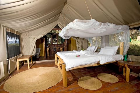 Deluxe Tent, Garden View | In-room safe, desk, bed sheets