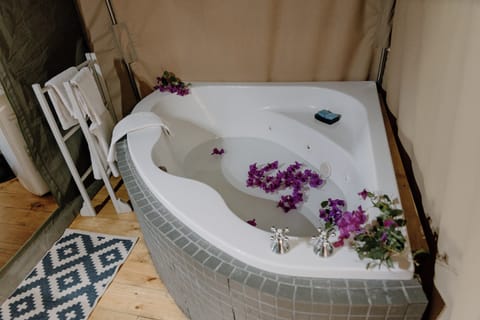 Honeymoon Suite | Bathroom | Towels