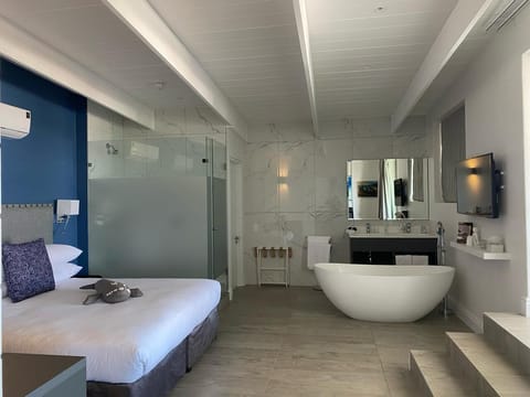 Premium Suite | Hypo-allergenic bedding, in-room safe, individually decorated