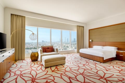 Executive Room, 1 King Bed, Smoking | Pillowtop beds, minibar, in-room safe, desk