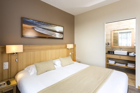 Premium bedding, in-room safe, desk, soundproofing