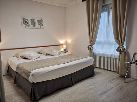 Comfort double room | Premium bedding, desk, laptop workspace, iron/ironing board