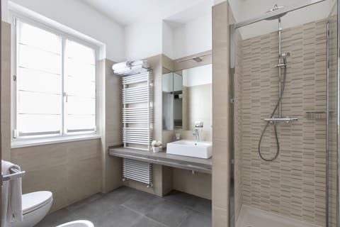 Double or Twin Room | Bathroom | Shower, free toiletries, hair dryer, bidet