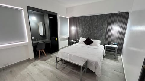 Suite, Jetted Tub | In-room safe, WiFi (free), bed sheets