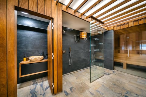 Couples treatment rooms, sauna, hot tub, steam room, massages