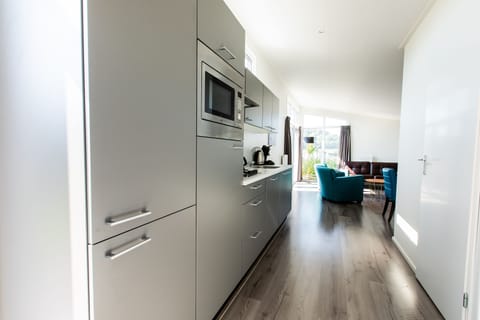 Stovetop, dishwasher, coffee/tea maker, electric kettle