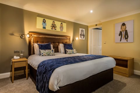 Desk, blackout drapes, iron/ironing board, free WiFi