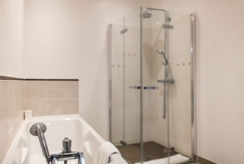 Classic Double Room | Bathroom | Jetted tub, free toiletries, hair dryer, slippers