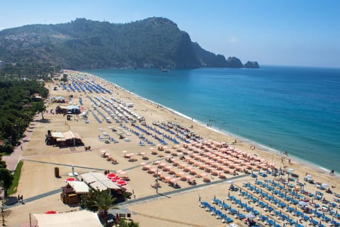 Beach nearby, white sand, beach shuttle, sun loungers