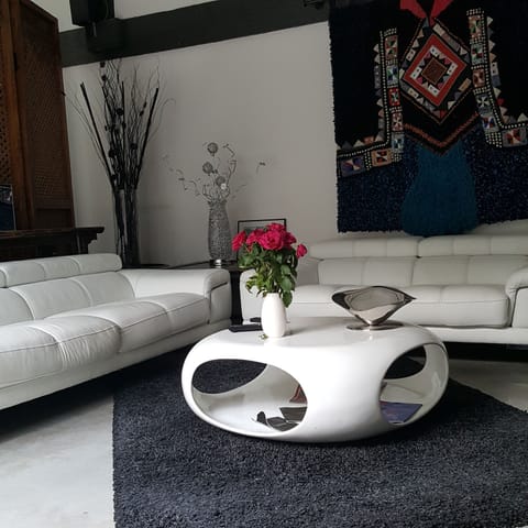 55-cm flat-screen TV with digital channels, TV