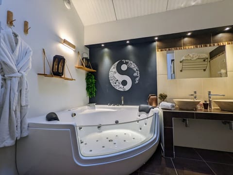 Luxury Double Room, Ensuite, Garden View (Chambre Zen) | Bathroom