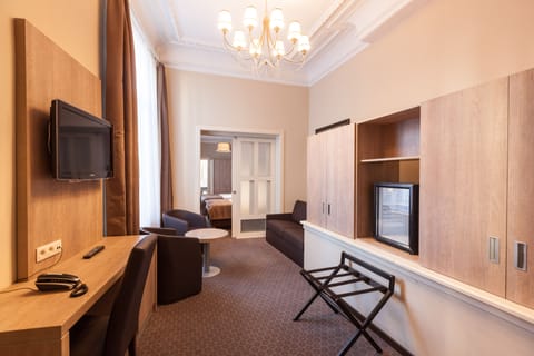 Junior Suite | In-room safe, iron/ironing board, free WiFi, bed sheets