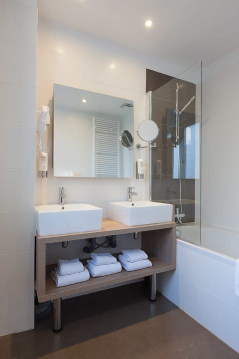 Superior Double Room | Bathroom | Shower, hair dryer, towels