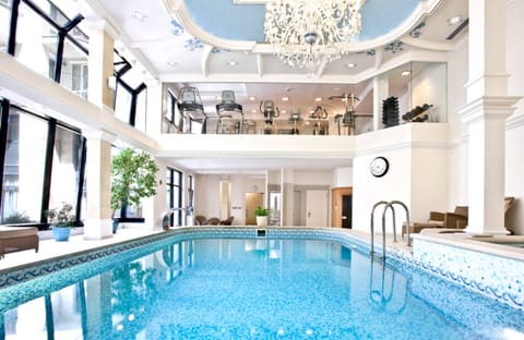 Indoor pool, sun loungers