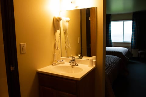 Combined shower/tub, hair dryer, towels