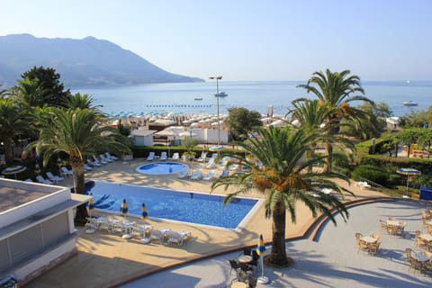 Indoor pool, 2 outdoor pools, pool umbrellas, sun loungers